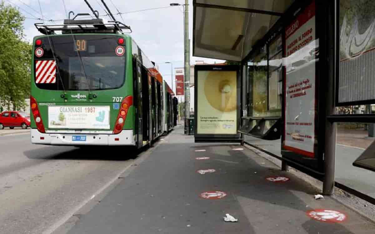 Milano , vigilante preso a calci e pugni nella notte. Caccia a due ventenni e una ragazza
