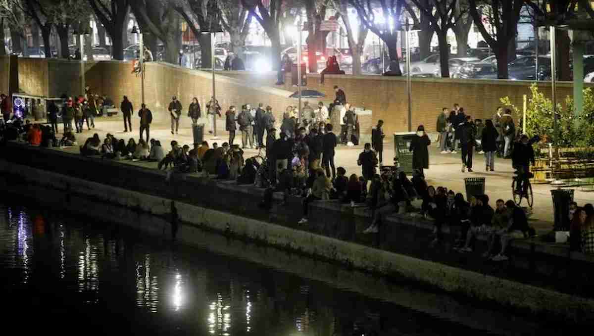 Scuola: l’anno più buio dei nostri ragazzi, videochiamate, dad e chat non bastano, aumentano ansia e depressione. Foto:folla sui navigli