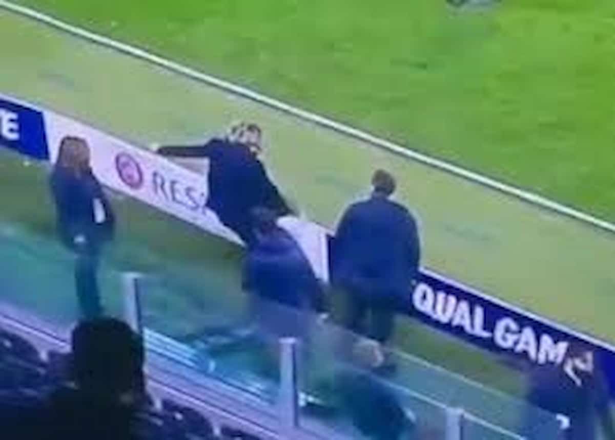 Nedved spacca un cartellone a bordo campo