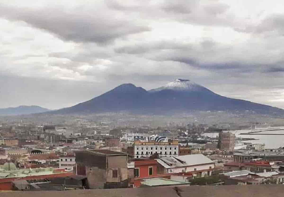 Neve sul Vesuvio, scendono le temperature e si forma uno strato nevoso sul vulcano