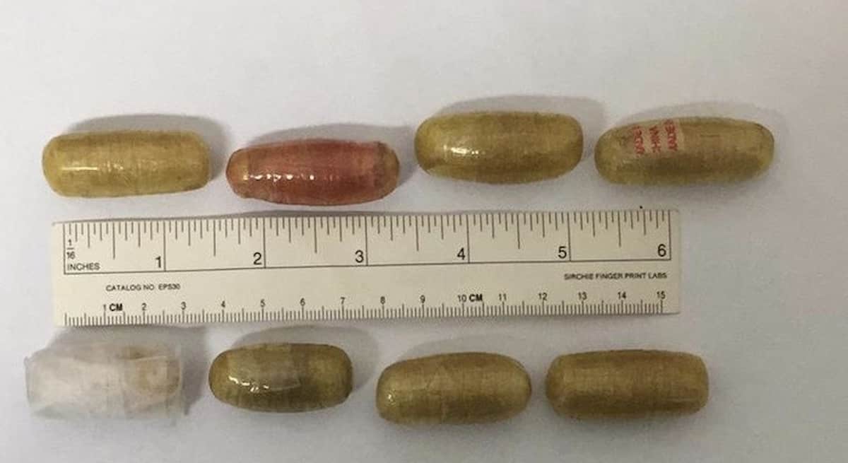 Aveva più di cento ovuli di droga nell'intestino