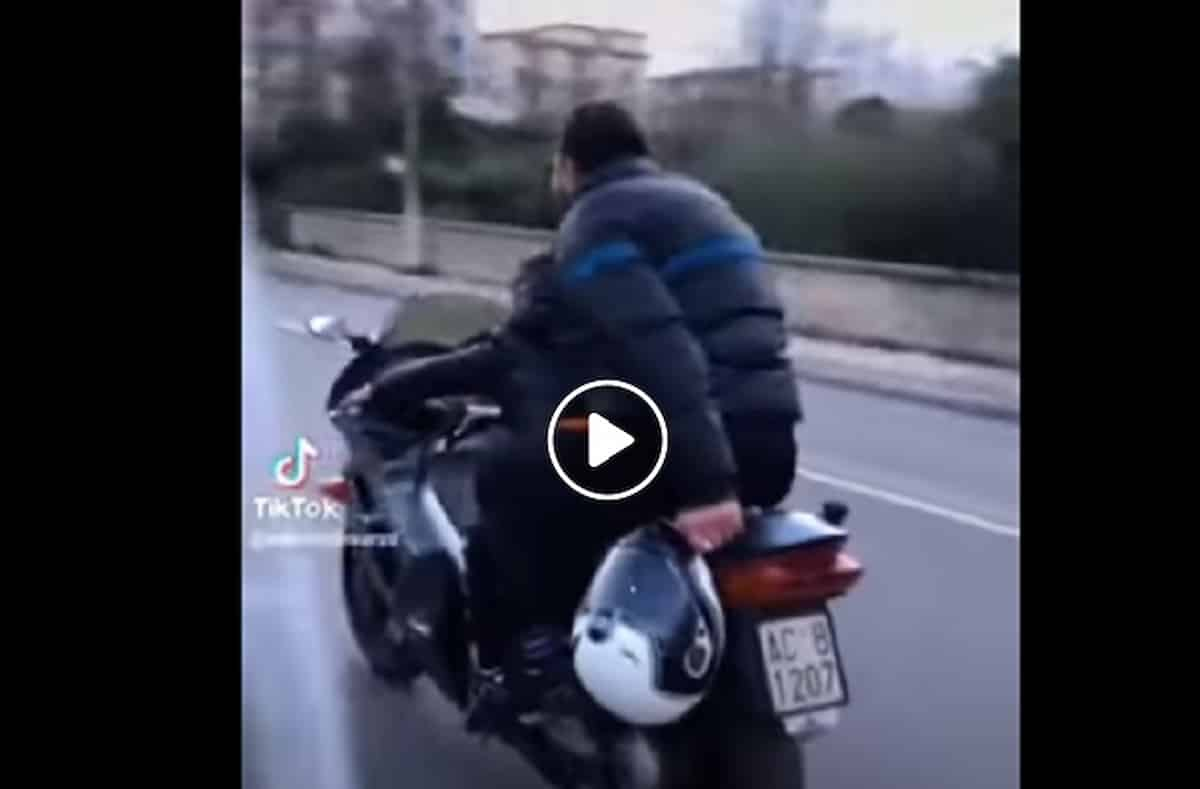 Palermo, bambino di 8 anni guida moto di grossa cilindrata: il VIDEO finisce su TikTok