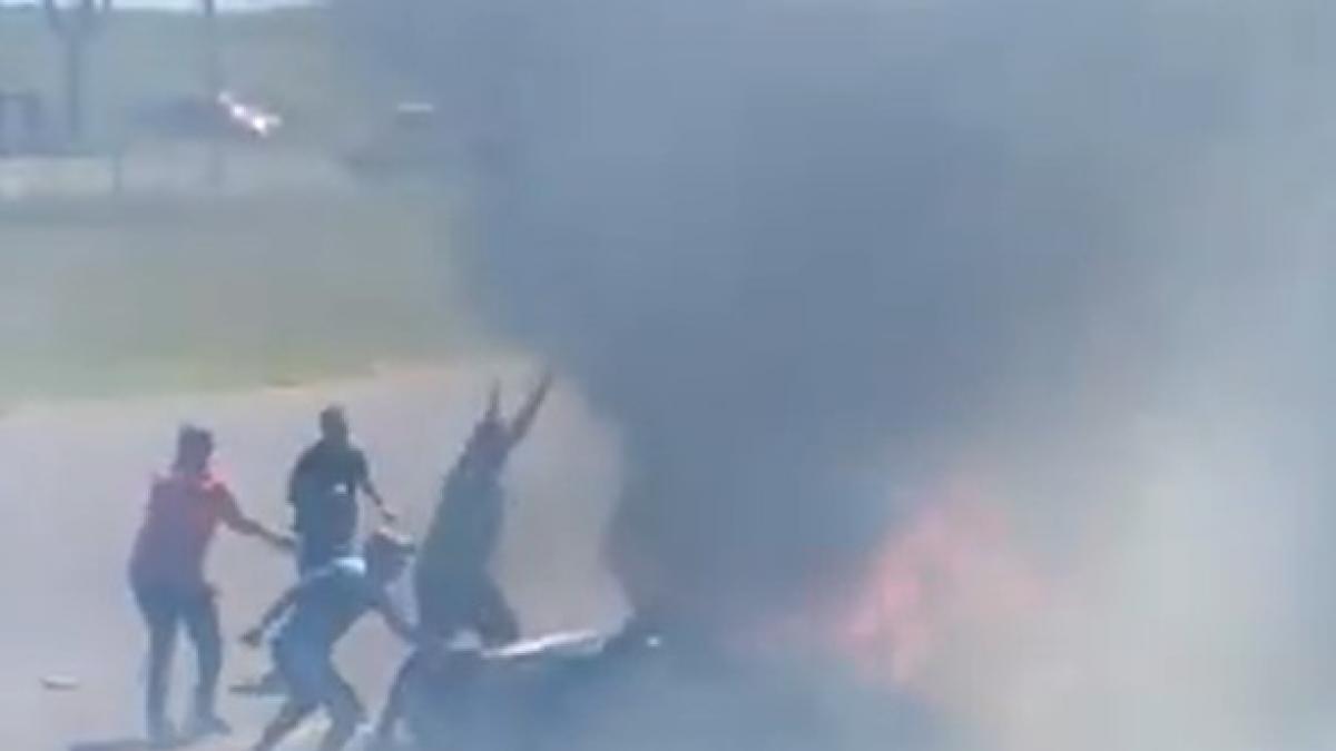 Pilota avvolto dalle fiamme dopo un incidente in una gara automobilistica in Argentina