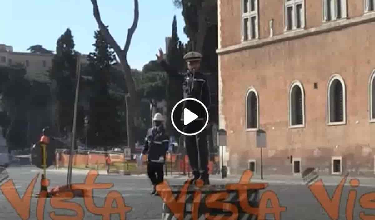 Pizzardone a Piazza Venezia, torna la pedana simbolo dei vigili di Roma (anche grazie ad Alberto Sordi) VIDEO