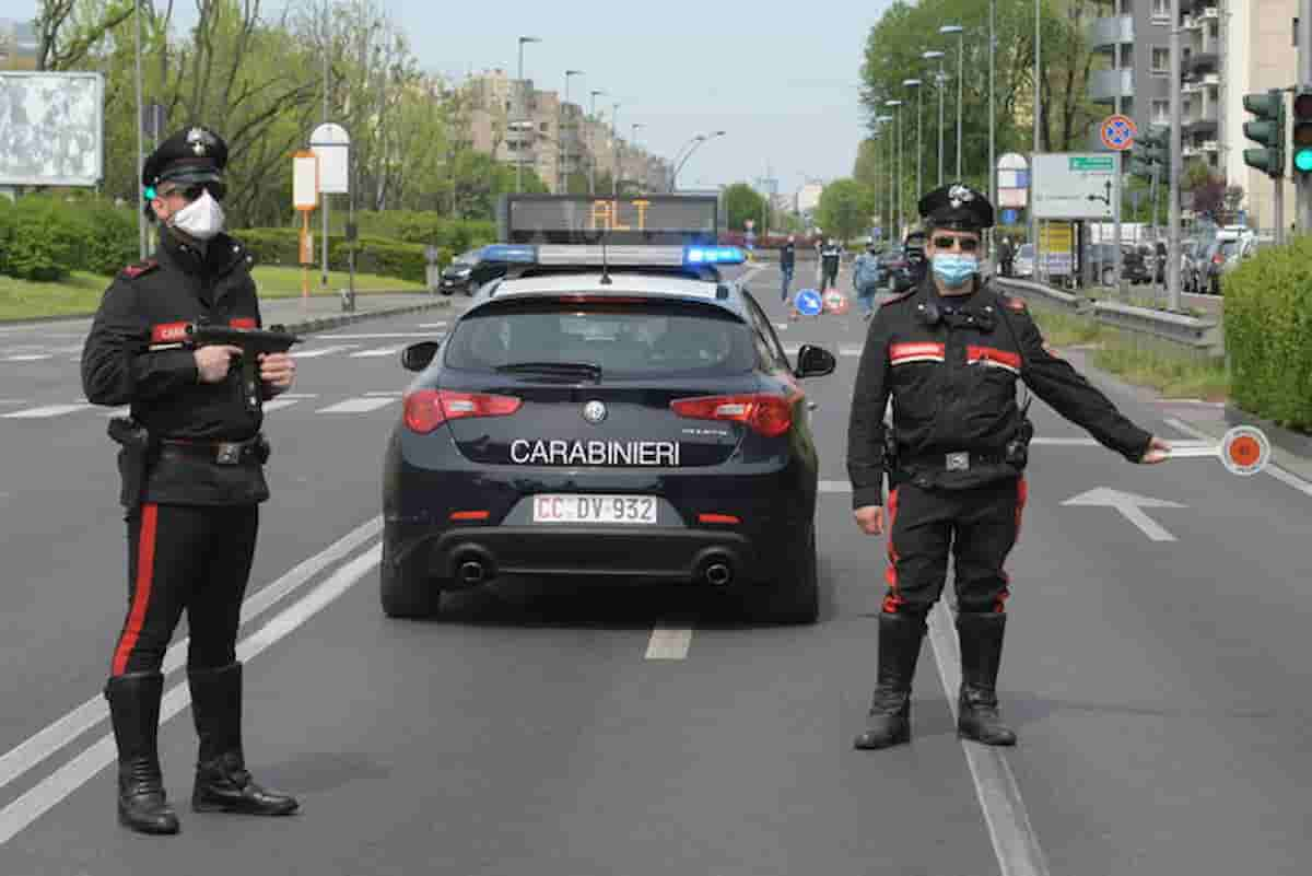 Meda, a 16 anni guida l'auto e scappa dal posto di blocco dei carabinieri: accanto a lui c'era la madre