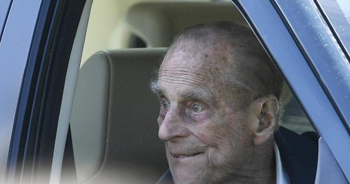 Principe Filippo operato al cuore a 99 anni, resterà in ospedale non si sa per quanto