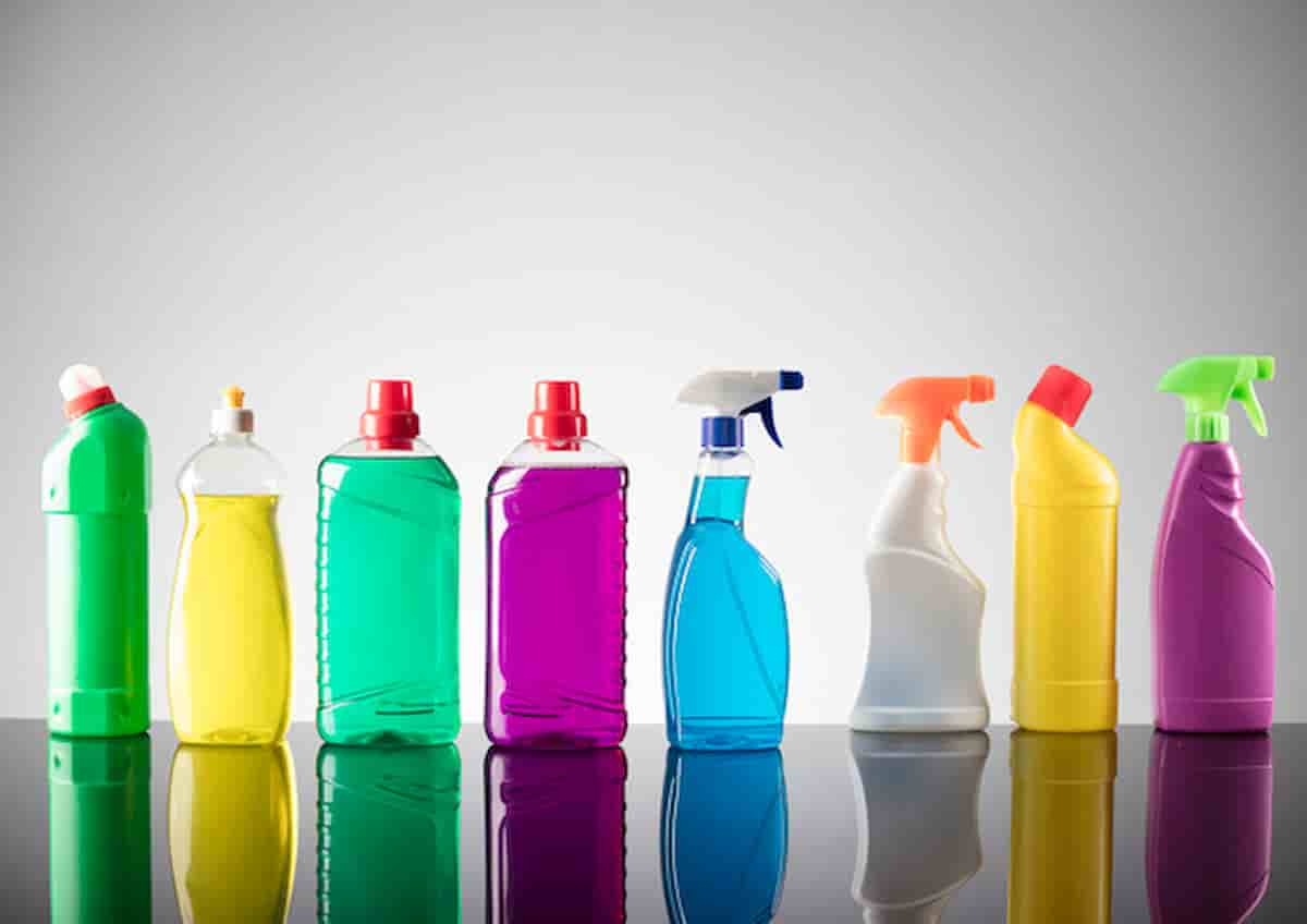 Pulizie in casa completamente nuda