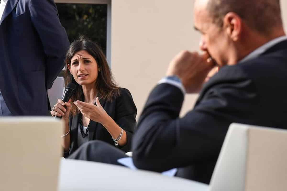 Virginia Raggi minaccia per Roma secondo Zingaretti: lei gli ricorda che ha la scorta per le minacce della malavita