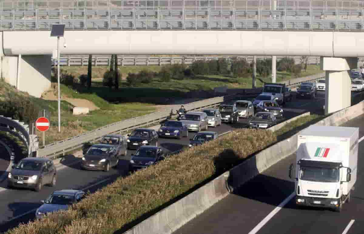 Incidente Roma Fiumicino, perde i soldi dall'auto, scende e viene travolto: mentre muore gli portano via le banconote