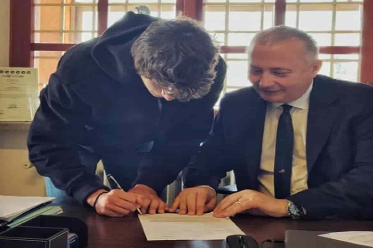 Romano Floriani Mussolini firma il contratto con la Lazio, contratto triennale per il pronipote