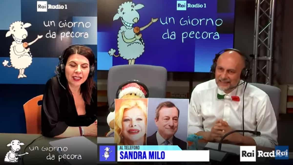 Sandra Milo finge malore dopo il vaccino: scherzo a Un giorno da pecora nella Giornata per le vittime Covid VIDEO