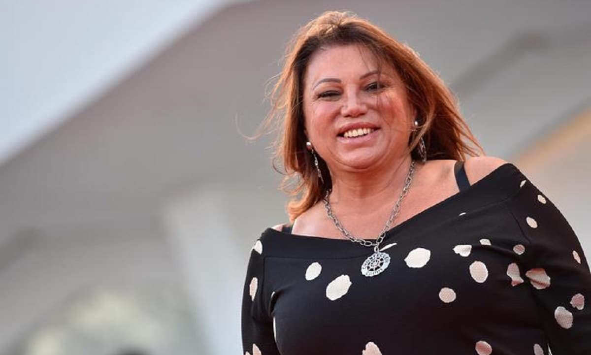 Serena Grandi chi è, età, altezza, peso, marito, figlio e vita privata dell'attrice ospite di Oggi è un altro giorno