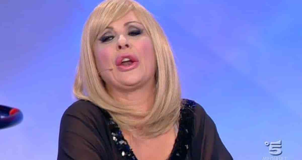 Tina Cipollari derubata in un bar di Fiumicino: denunciato un uomo. Il borsello conteneva un rossetto e uno specchietto