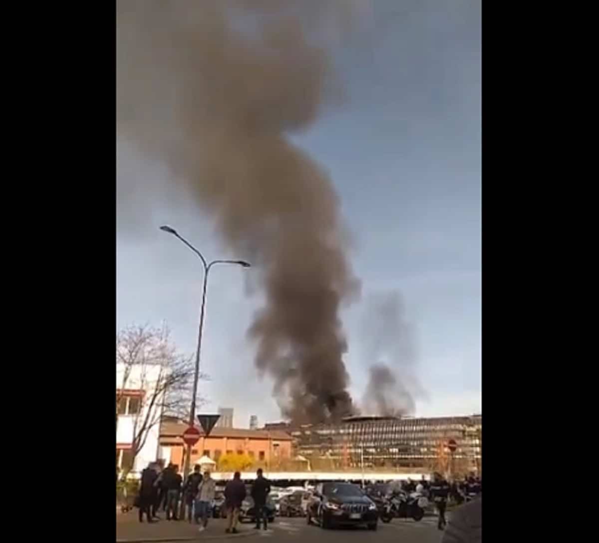 Incendio a Torino nell'ex centro direzionale Fiat