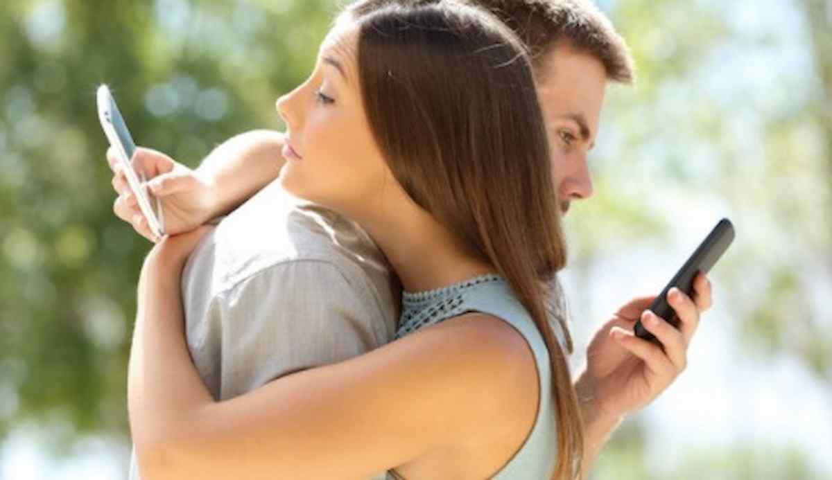 Tradimenti, siti e pagine Facebook dove le donne si sfogano: è la nuova tendenza web