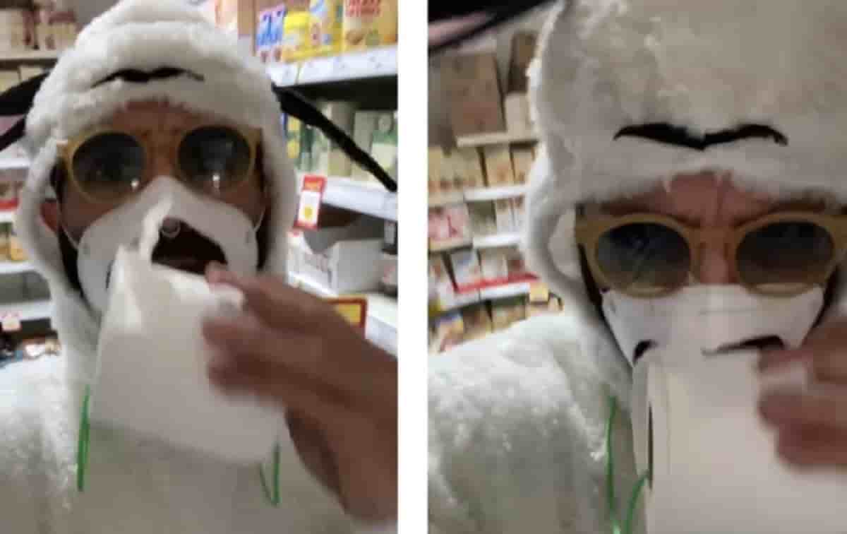 Travestito da pecora entra nel market con la mascherina tagliata: multa da 400 euro per un operaio 35enne