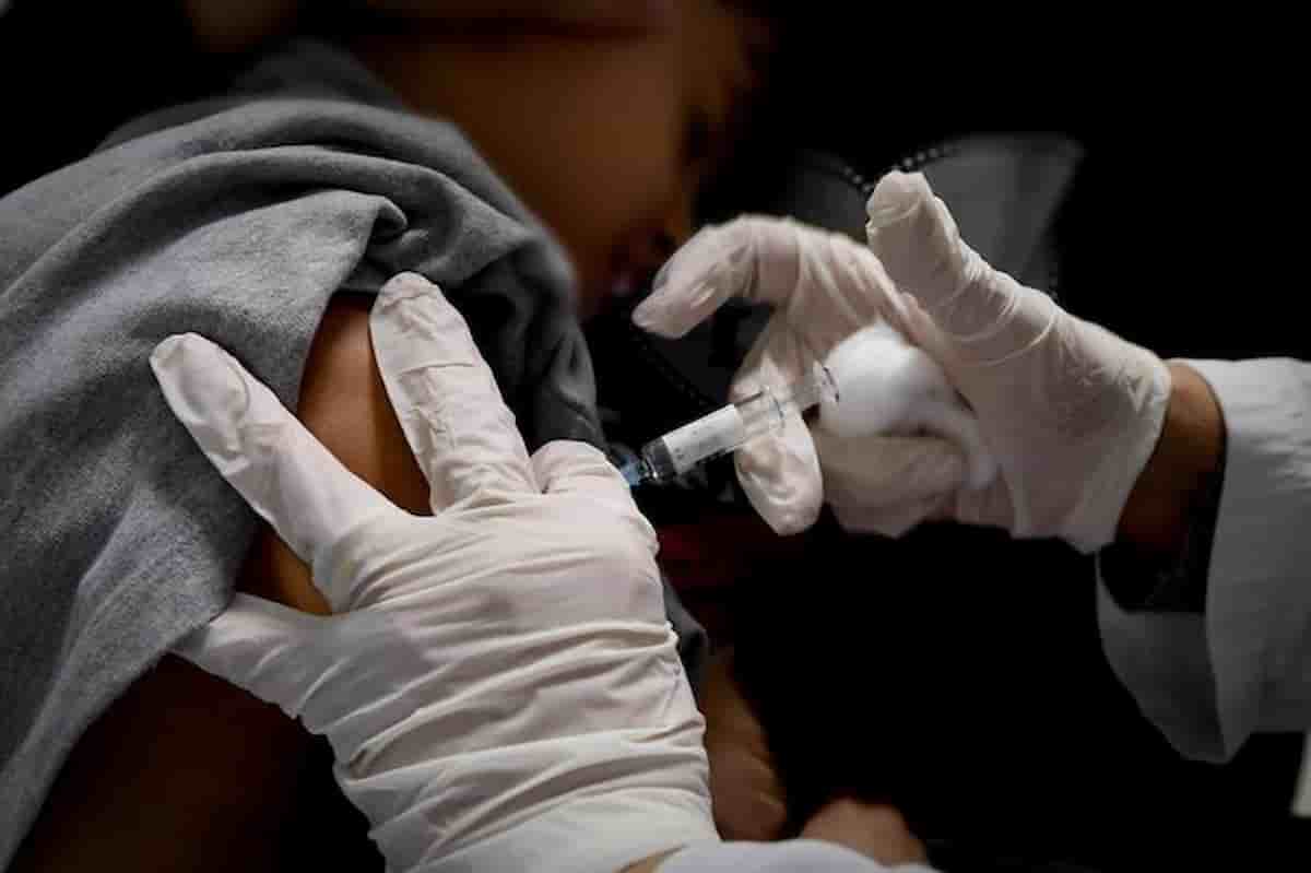 Vaccini, prima noi! Volontari finti, prof finti, finti tonti e lobby vere