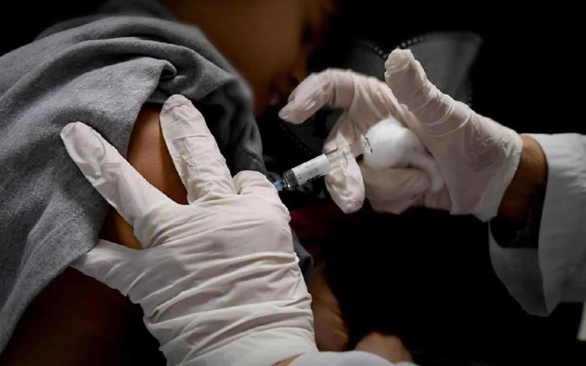 Vaccino, via alle prenotazioni per i settantenni. Vaccinati loro, salvati gli ospedali