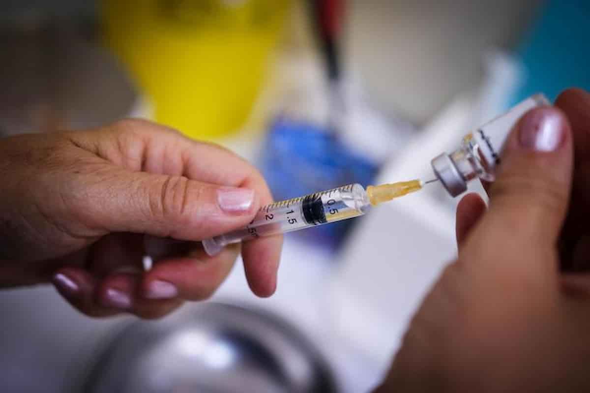 Vaccinare, vaccinare, vaccinare. 60 mln di dosi in quattro mesi, questa è l'impresa