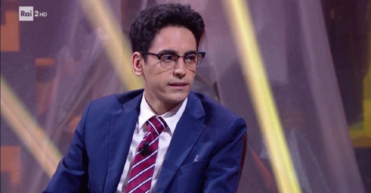 Valerio Lundini chi è, età, fidanzata e vita privata del comico ospite di Oggi è un altro giorno