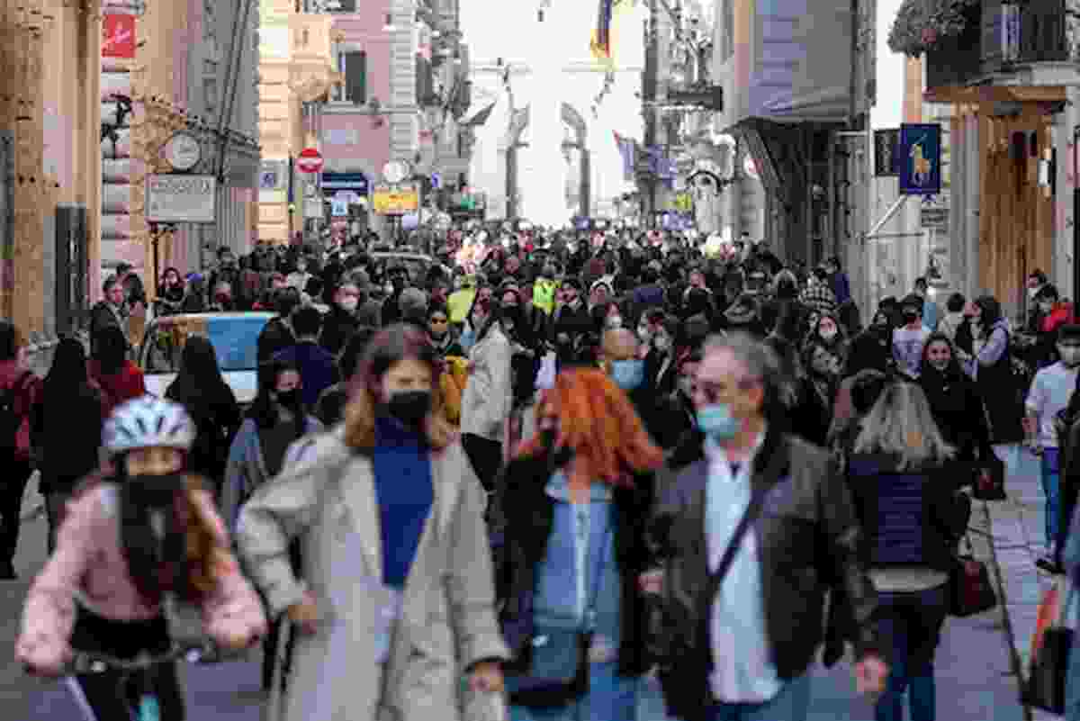 Roma, maxi folla in centro: chiuse Fontana Trevi e via del Corso, da lunedì scatterà la zona rossa Lazio