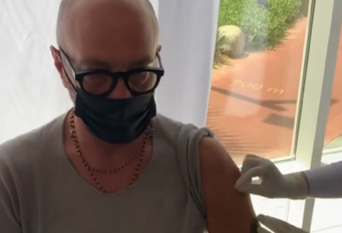 Walter Zenga si vaccina a Dubai con il vaccino cinese: "Ecco perché l'ho scelto"