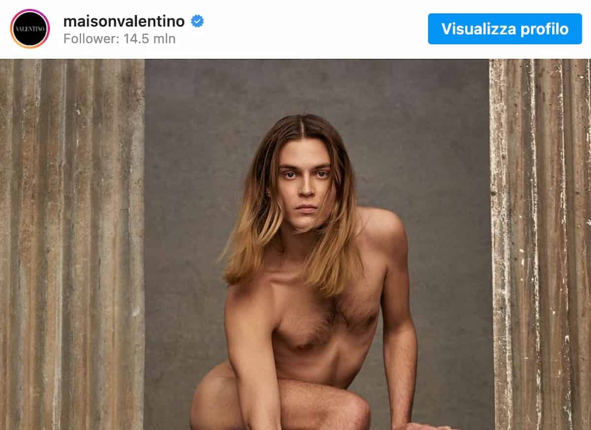 Michael Bailey-Gates nudo con la borsa nella pubblicità di Valentino scatena gli omofobi