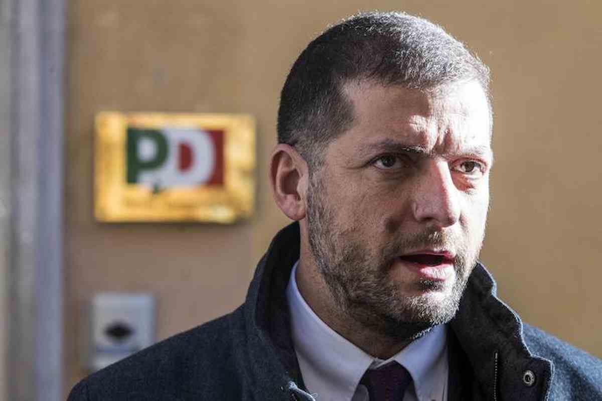 Andrea Romano, il figlio morto da 2 mesi senza sepoltura e le tumulazioni "non urgenti" per Ama. Raggi solidale