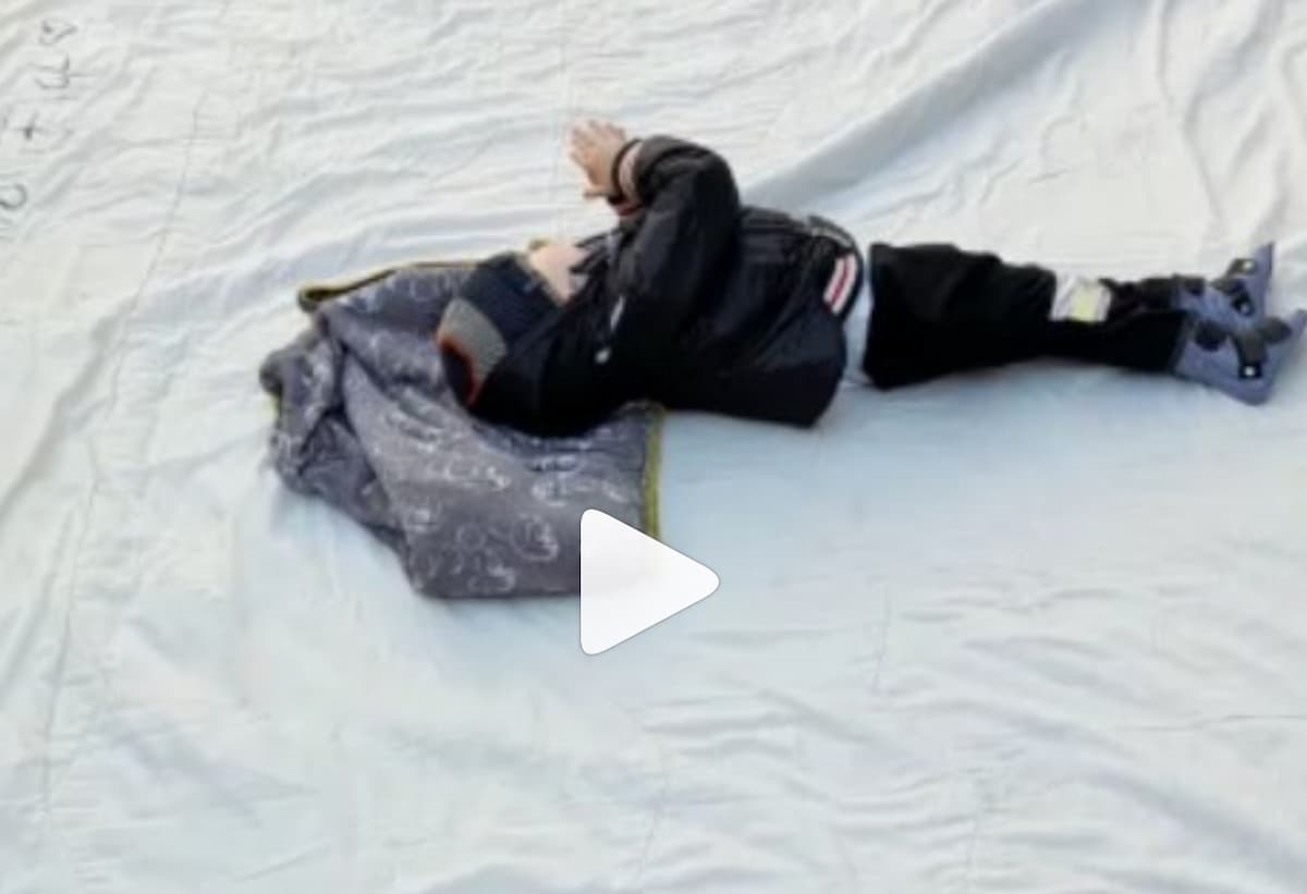 Antonio, 3 anni, malato di Sma1, sdraiato davanti all'Aifa per protesta: vorrebbe il farmaco per curarsi