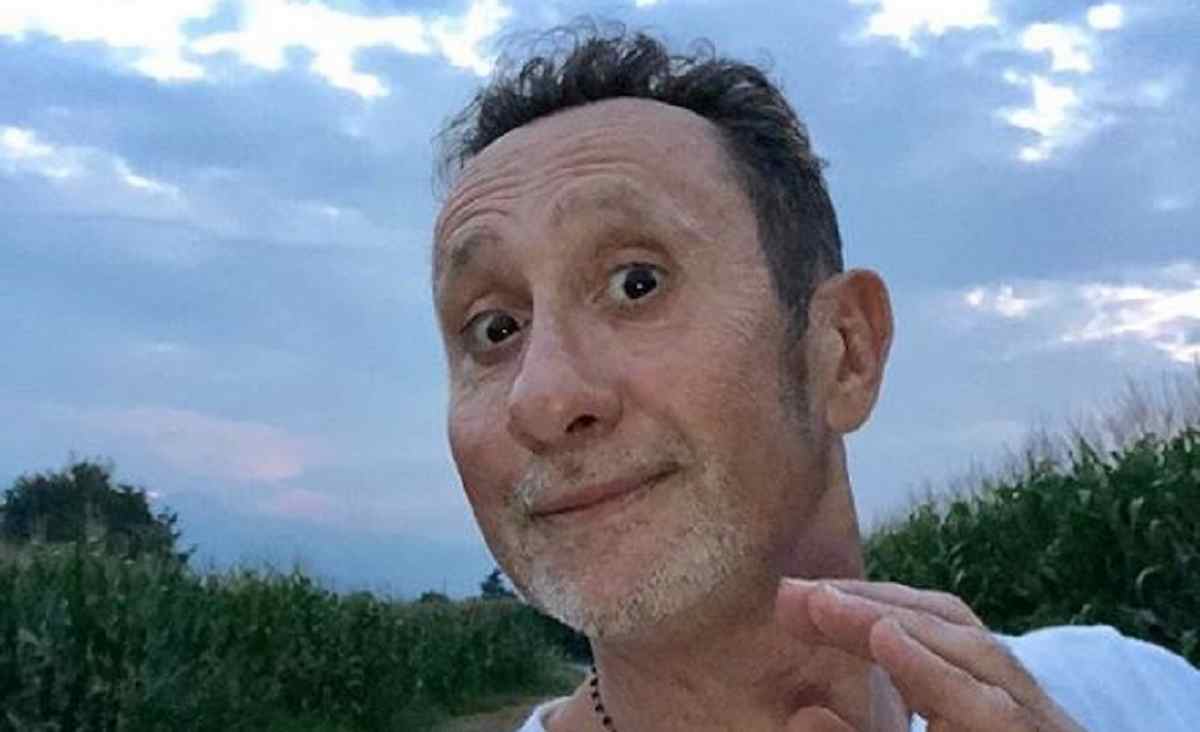 Beppe Braida lascia l'Isola dei Famosi per gravi motivi familiari. "Mio padre ha il Covid, è ricoverato"