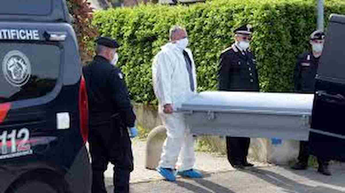 Torino, 90enne trovato morto in casa: ipotesi omicidio, colpito con un coltello da cucina