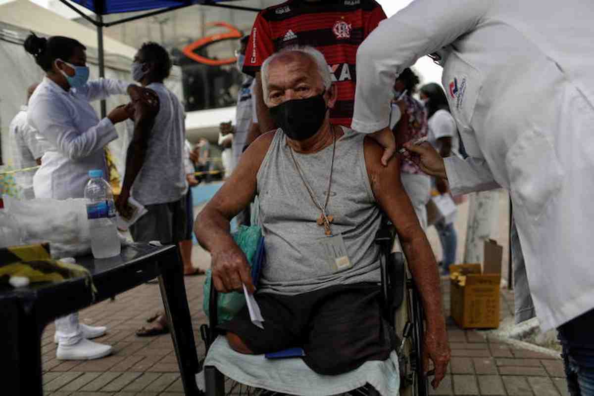 Covid, in Brasile ogni settimana spuntano nuove super mutazioni. "Come Fukushima sul piano biologico"