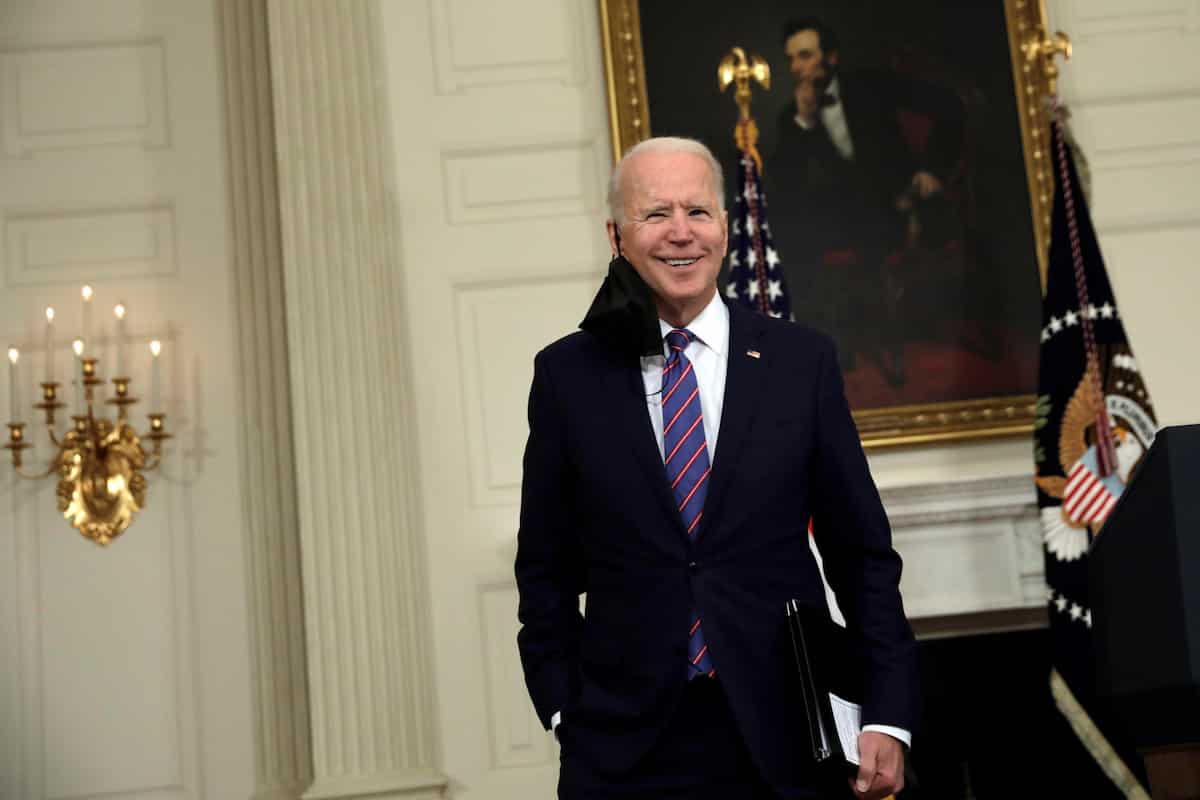 Pasqua, negli Usa riaprono e niente mascherina per i vaccinati, Europa resta blindata