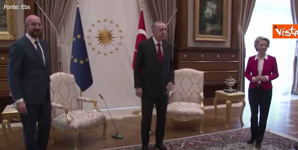 Erdogan, Charles Michel sulla sedia negata a von der Leyen: "Non ci dormo più la notte"