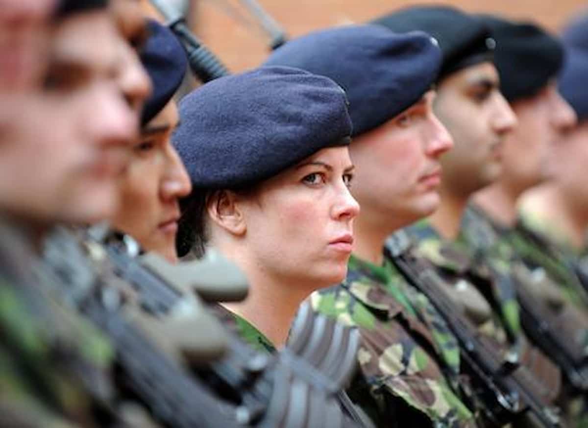Renee Mulcahy, soldatessa britannica, espulsa dall'esercito per violenze sulla moglie