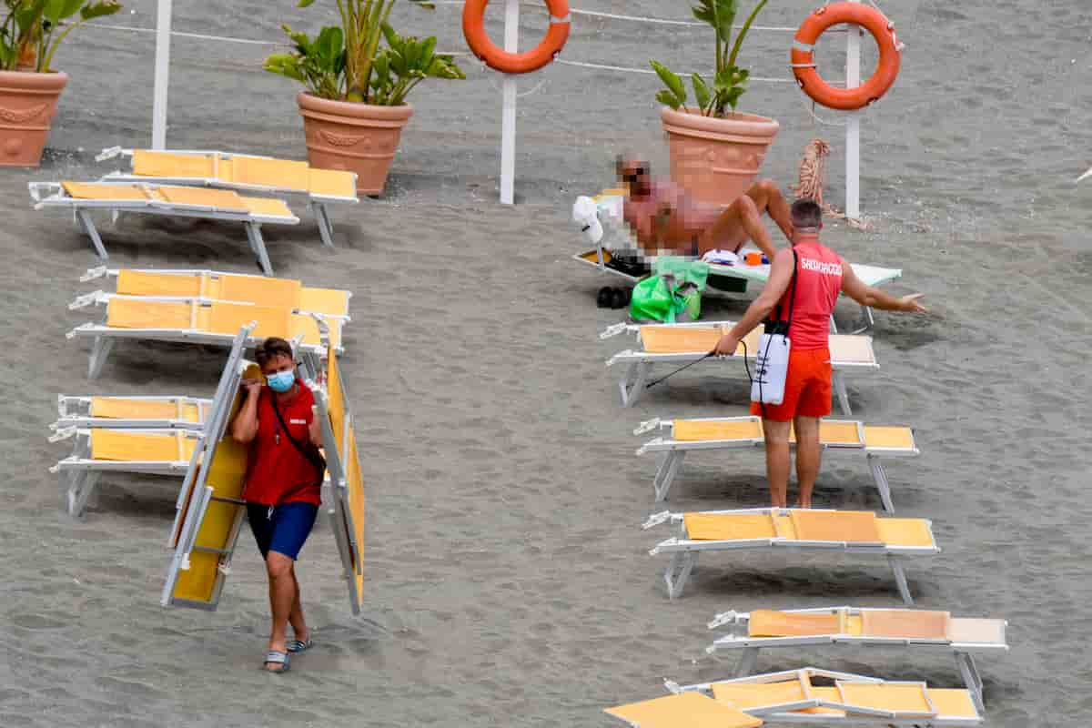 Estate 2021, in spiaggia con le regole del 2020: distanza e mascherine. Le linee guida delle Regioni