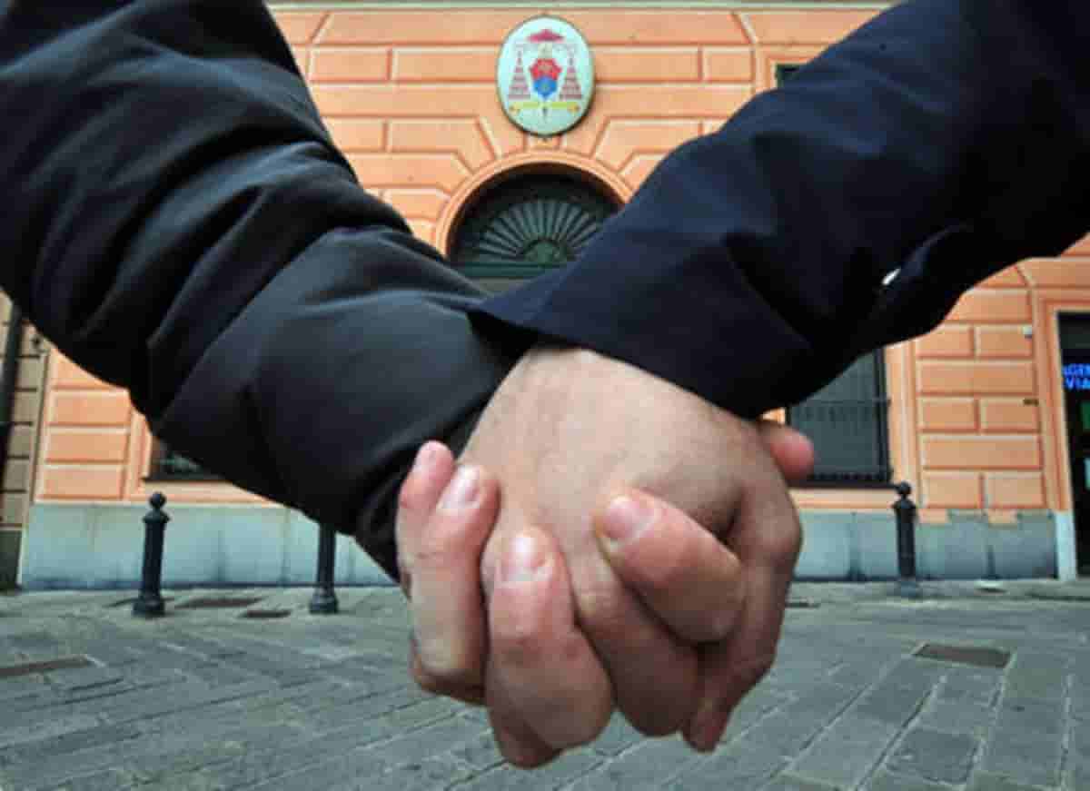 Gay camminano mano nella mano: rifugiato siriano li vede e li accoltella, uccidendone uno