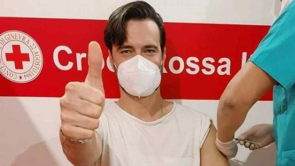 Giulio Berruti si vaccina e sui social scoppia il caso. "E' troppo giovane". Lui: "Sono anche dentista"
