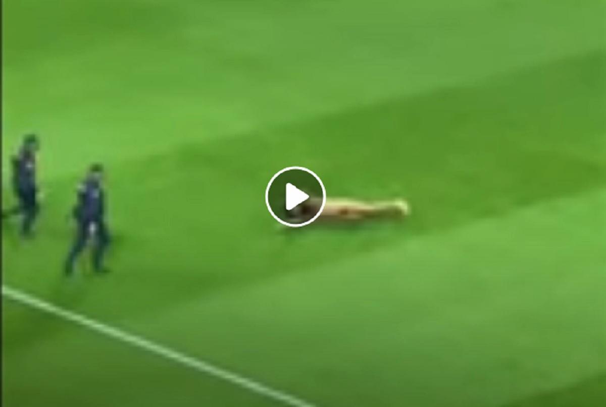 uomo nudo campo granada