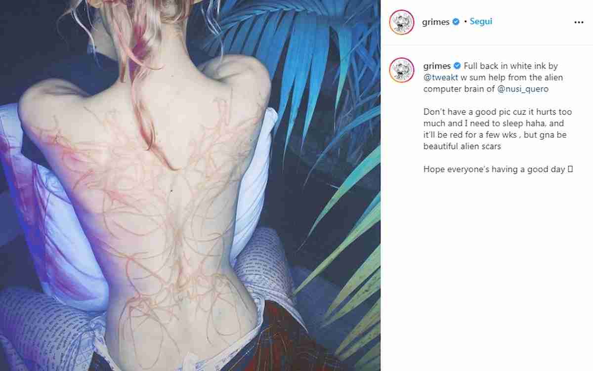 Grimes, la compagna di Elon Musk mostra il tatuaggio alieno sulla schiena