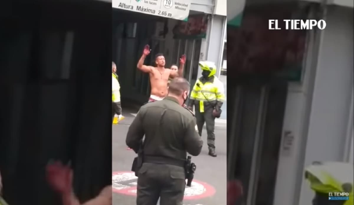 Guarin picchia i genitori e viene arrestato. La rissa con la polizia e i vestiti sporchi di sangue VIDEO