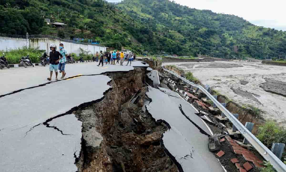 Ciclone in Indonesia fa strage: 160 morti sotto il fango per le inondazioni e le frane