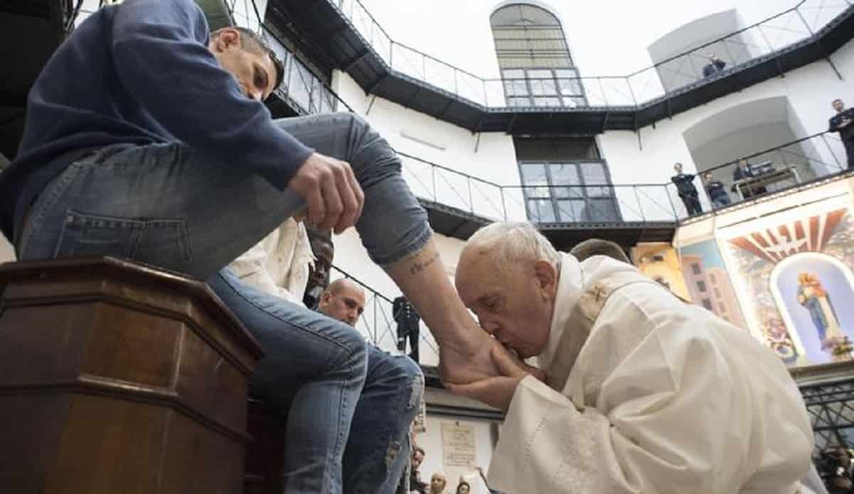 Giovedì Santo e lavanda dei piedi, cosa significa, perché viene fatta e cosa dice il Vangelo