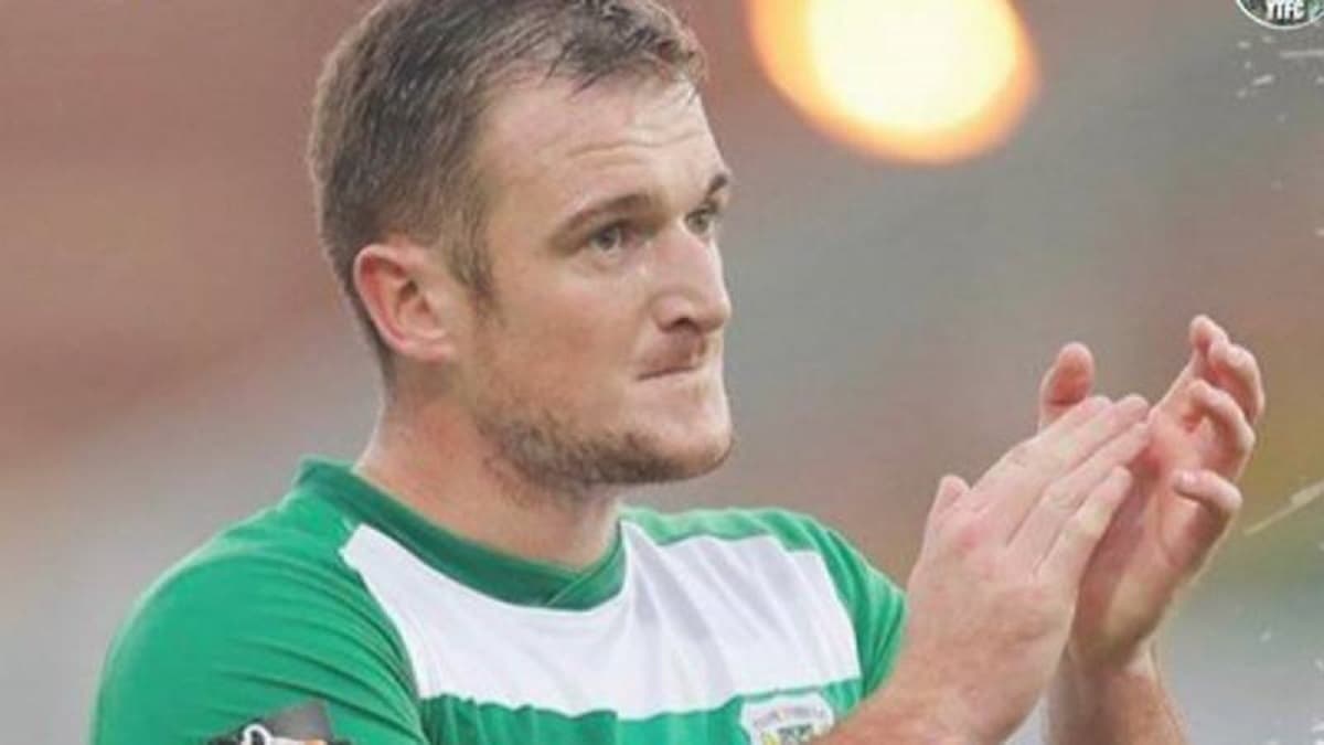 Lee Collins morto a 32 anni, il calciatore era il capitano dello Yeovil Town: sabato era in panchina