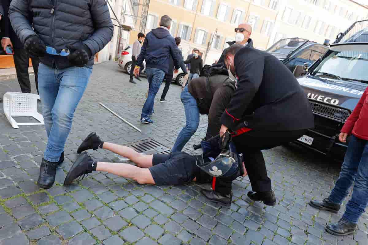Scontri Montecitorio tra commercianti, ristoratori e polizia contro le riaperture