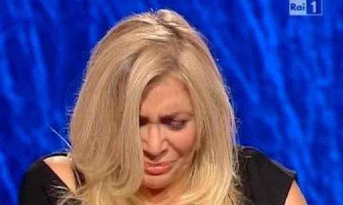 Carmela di Domenica In morta di Covid a 50 anni. Mara Venier in lacrime: "L'ho avuta con me per 30 anni"