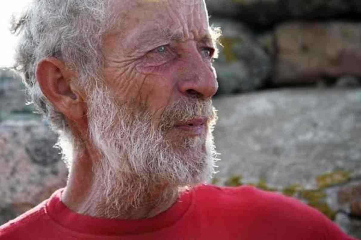 Isola Budelli (Sardegna), l'eremita Mauro Morandi si arrende: "Sono stanco di lottare, vado in affitto"