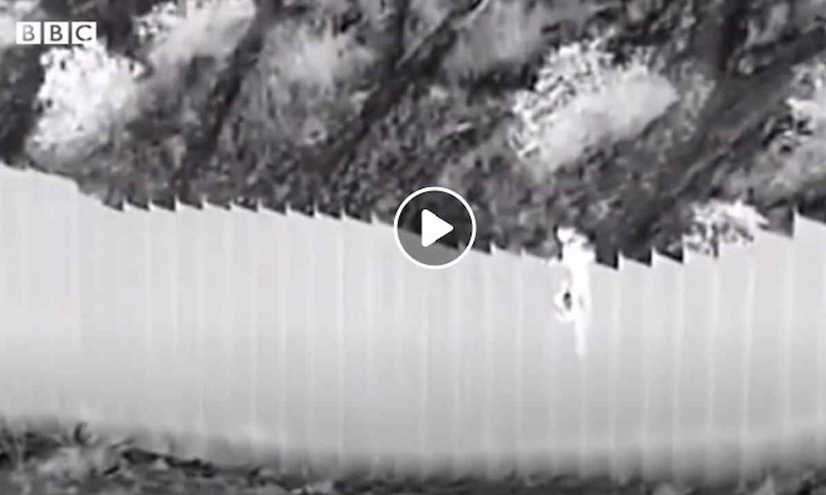 due bambine lanciatwe al di la del muro