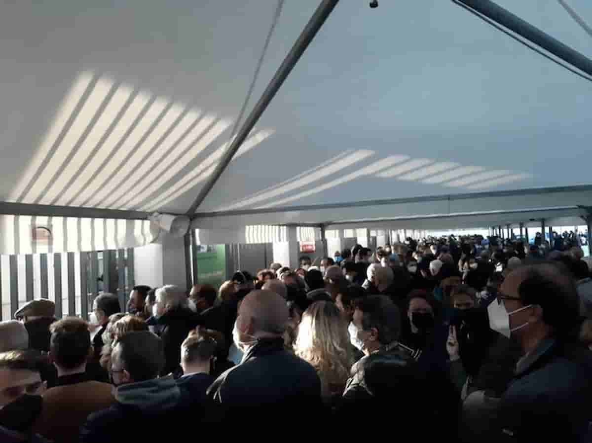 Napoli, alla Mostra d'Oltremare fila da record per i vaccini: alcuni registrati come disabili senza esserlo