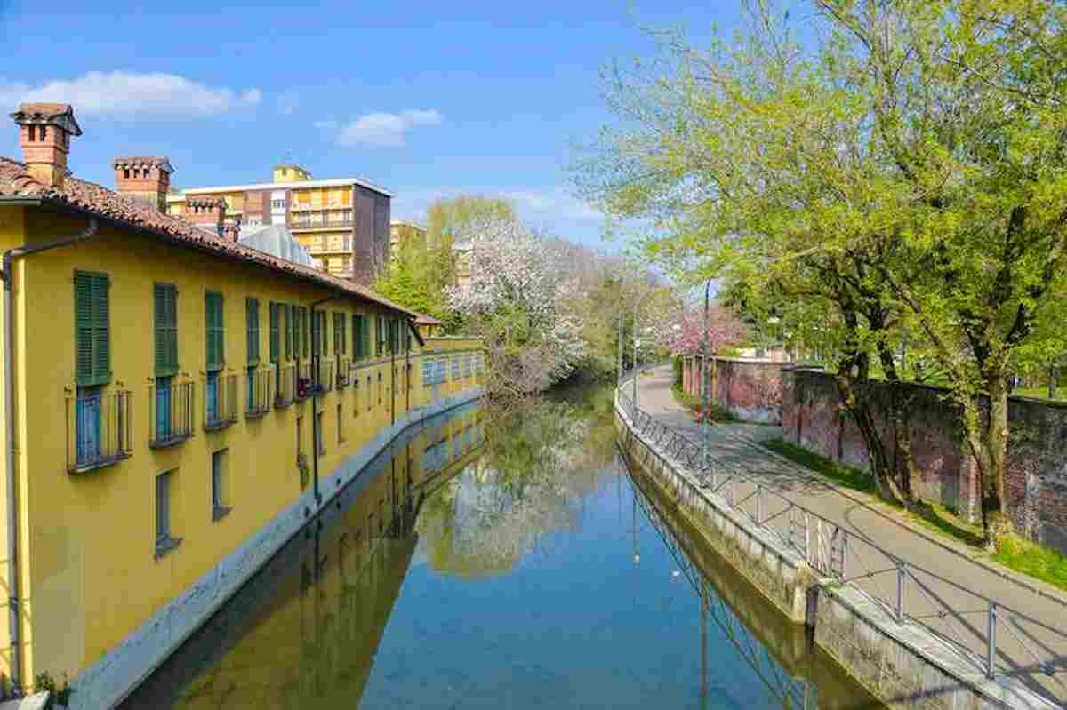 Milano, cede balaustra del ponte sul naviglio Martesana: Andrea Elifani precipita e muore. Aveva 40 anni